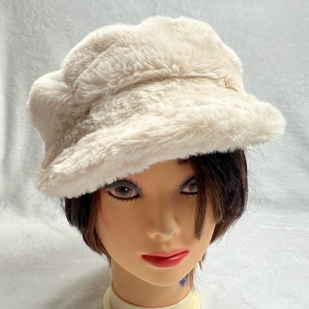 Juicy Couture Cabbie Cream Furry Hat.
006